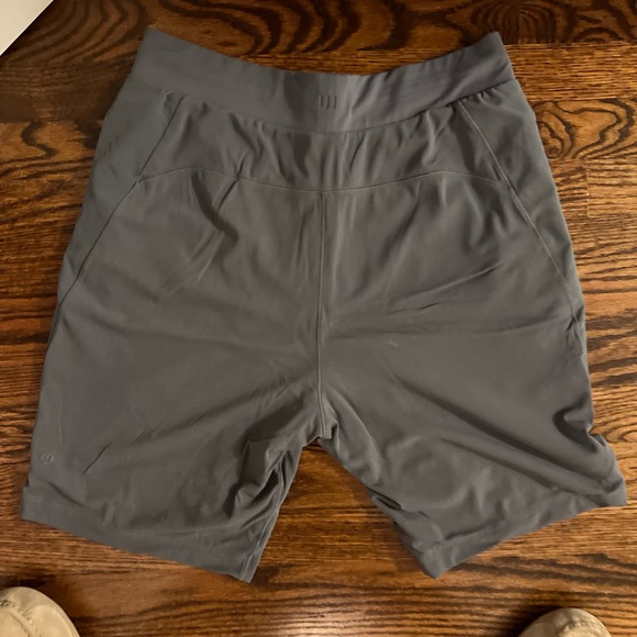 Lululemon mesh Shorts w/o liner. 9 inch - Picture 2 of 2